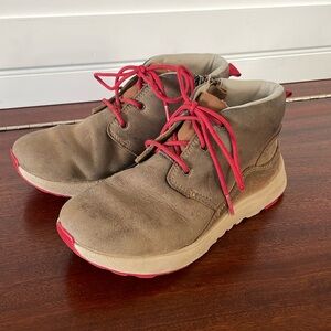 Canoe III Weather, Boys Size 13, Beige.